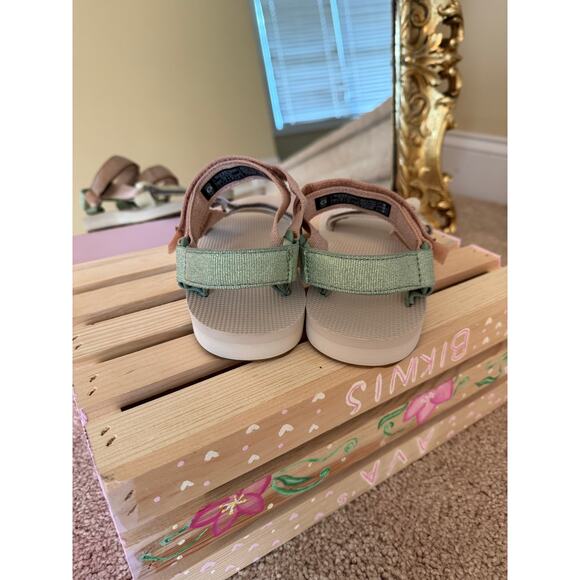 Teva Women's Sandals - Size 7 - Like New Condition - Picture 3 of 7